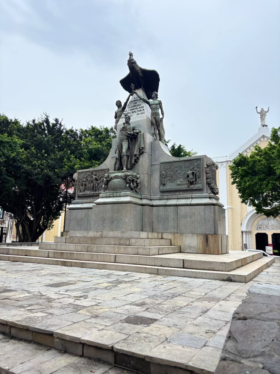 Plaza Bolívar — Haz una pausa