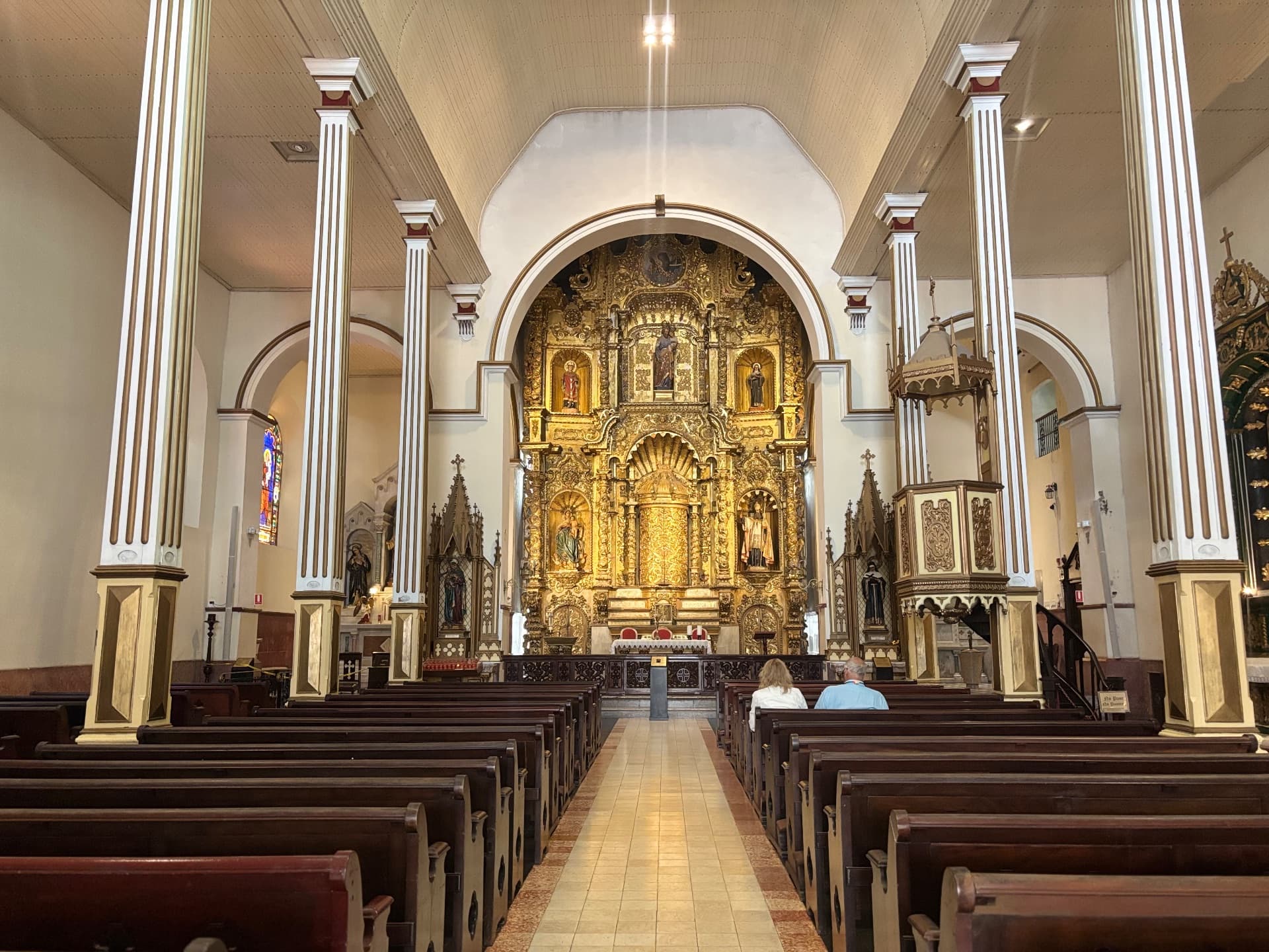 Iglesia de San José — Empieza frente al Altar de Oro