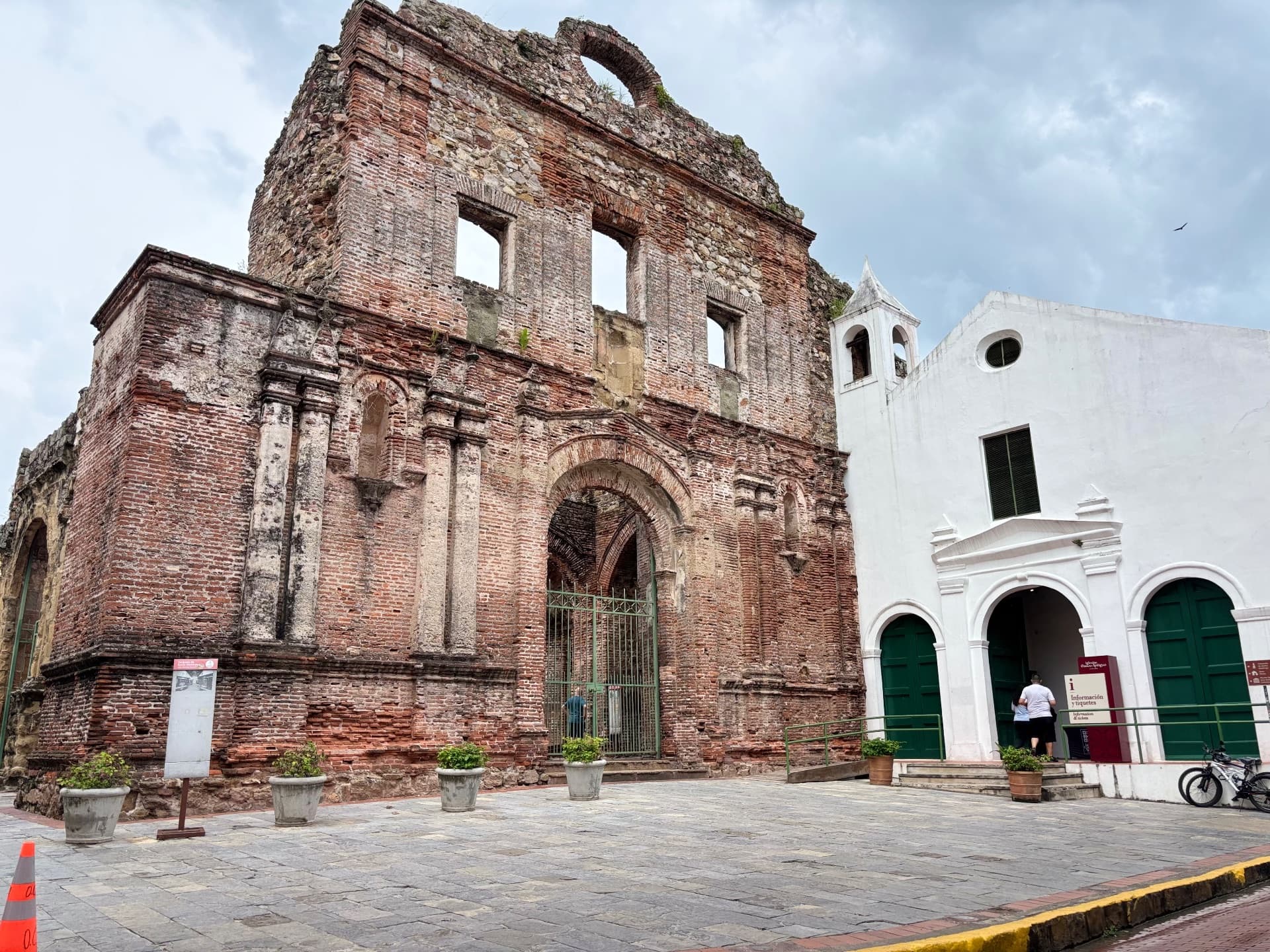 Arco Chato y ruinas de Santo Domingo — Cuando una ruina se convierte en postal